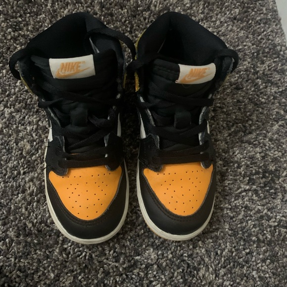 Nike Air Jordan 1 Retro - Picture 2 of 5